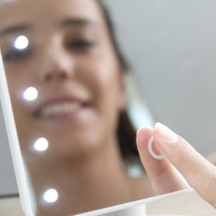 Oglinda Cosmetica AT PERFORMANCE® cu Iluminare LED, include 22 de Led-uri Puternice, Functie pentru Reglarea Intensitatii luminii, Reglarea inclinarii Oglinzii pana la 180°, Alimentare pe baterii sau la Retea, Baza Stabila.